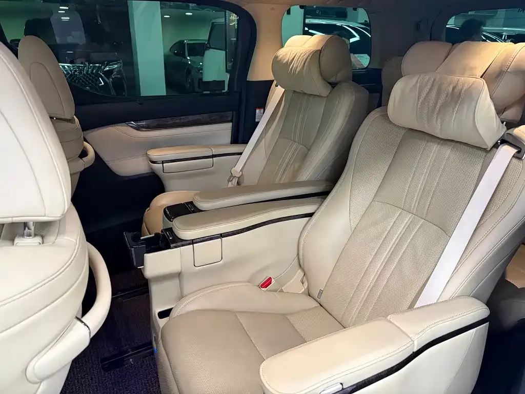 Toyota Vellfire — фото 10