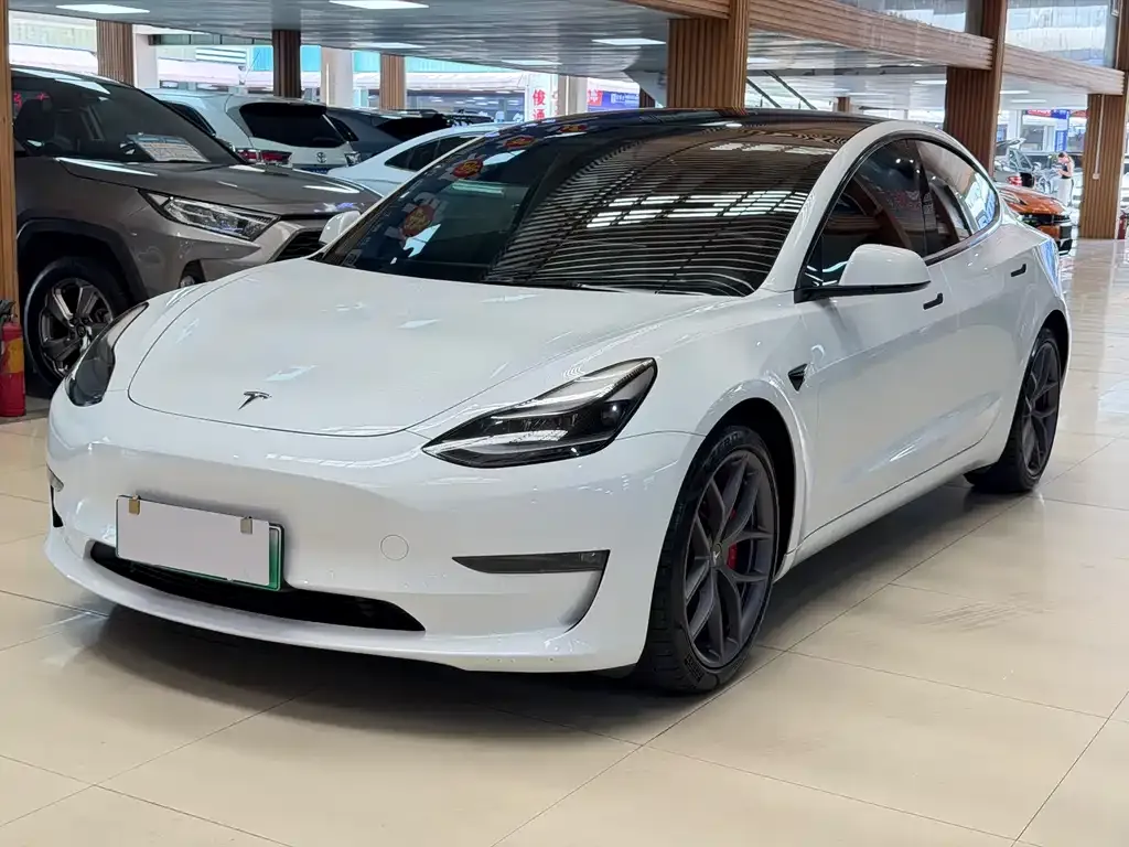 Tesla Model 3 — фото 1