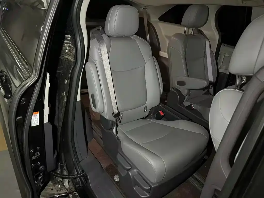 Toyota Granvia — фото 8