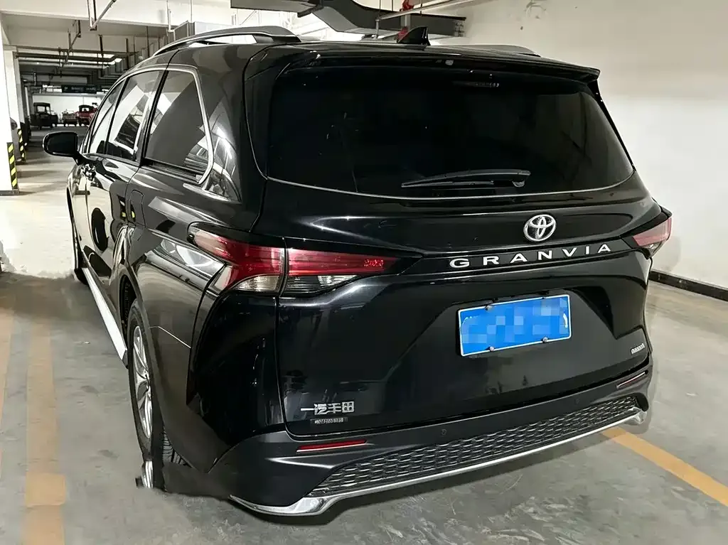 Toyota Granvia — фото 10