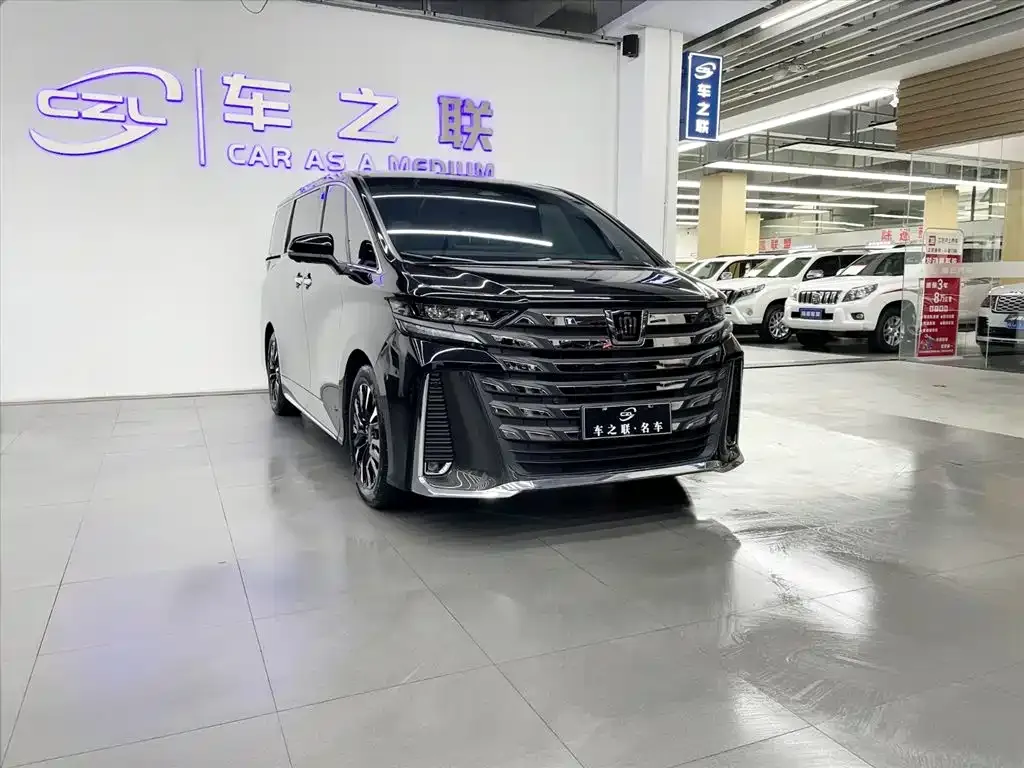 Toyota Vellfire — фото 1