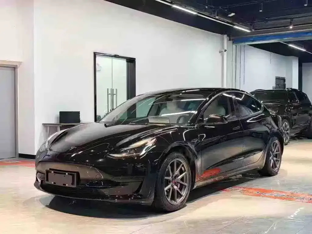 Tesla Model 3 — фото 1