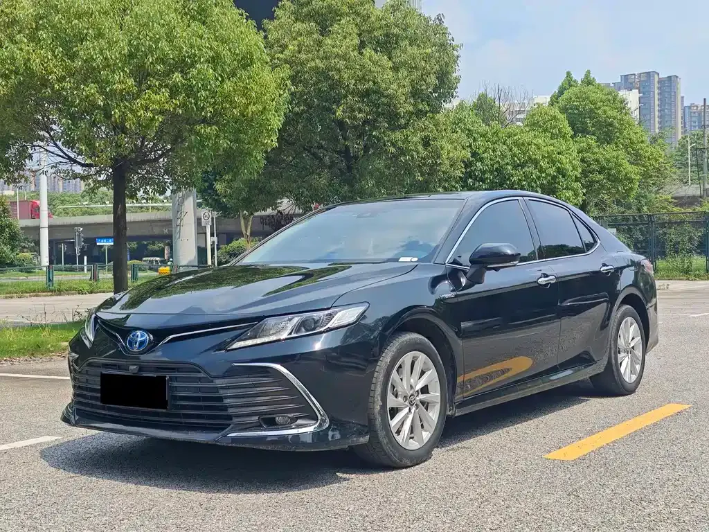 Toyota Camry — фото 1