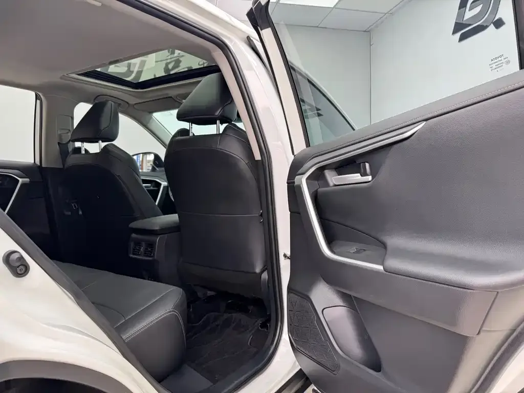 Toyota Wildlander 2024 из CN, фото 3