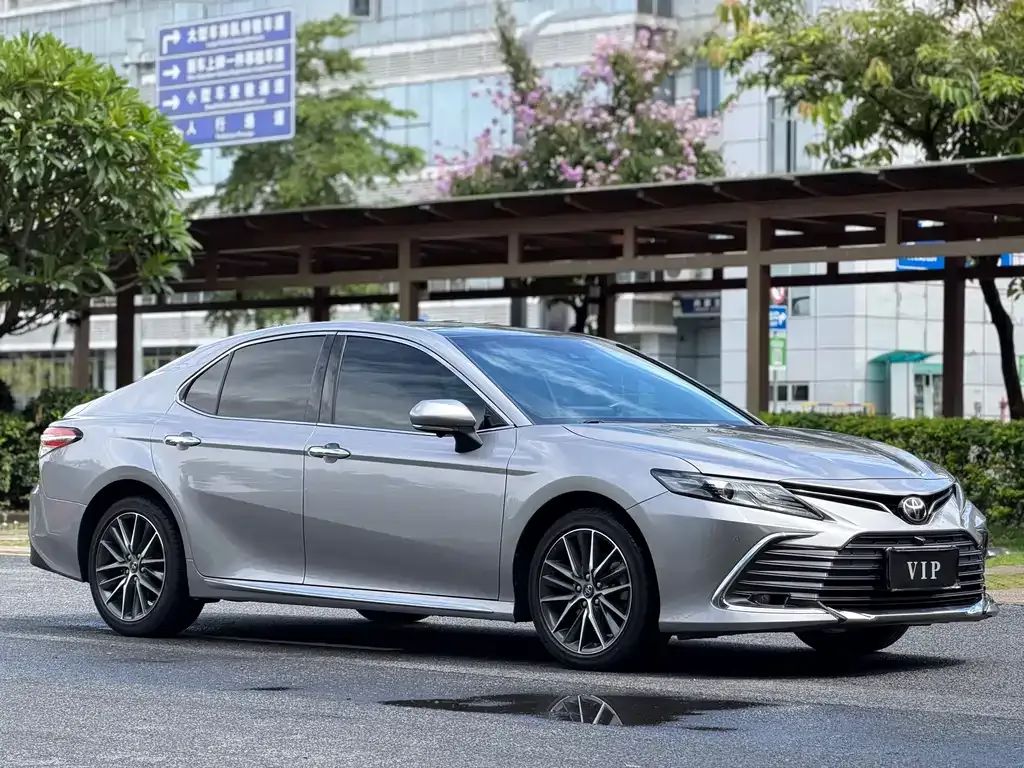 Toyota Camry — фото 1