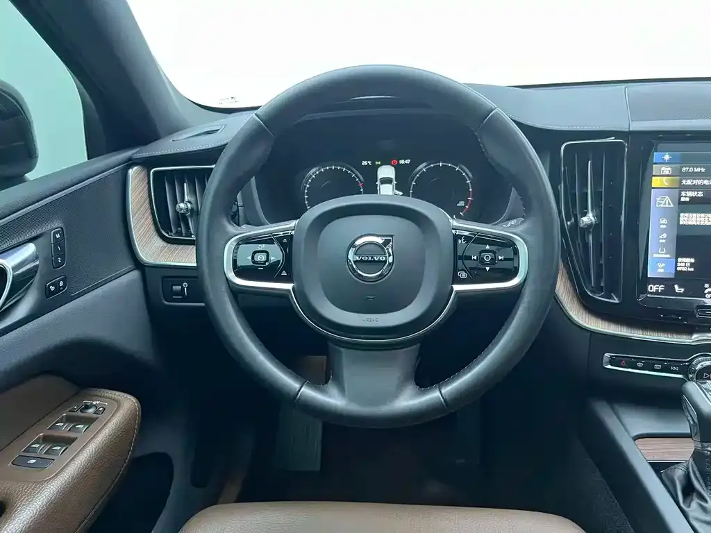 Volvo XC60 — фото 9