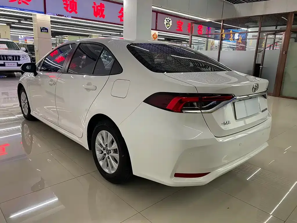 Toyota Corolla — фото 10