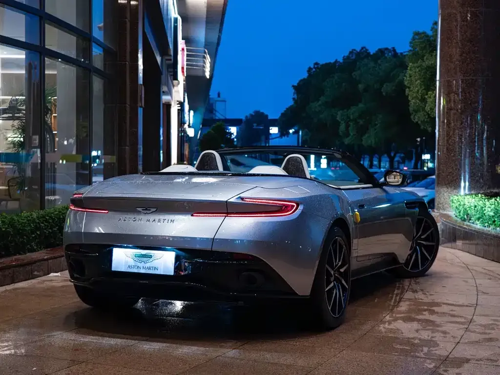 Aston Martin DB11 — фото 7
