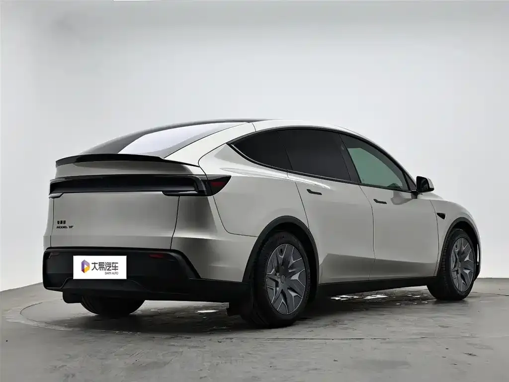 Tesla Model Y L — фото 7