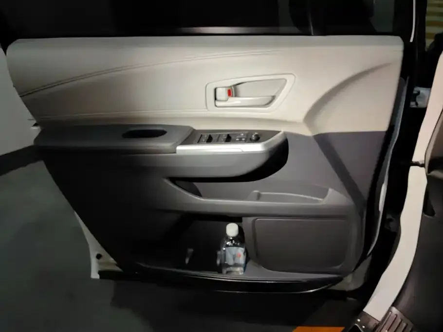 Toyota Granvia — фото 2