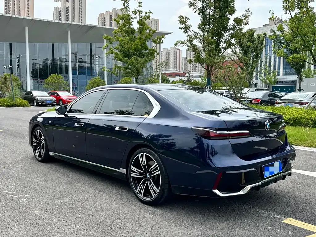 BMW 7 Series — фото 10