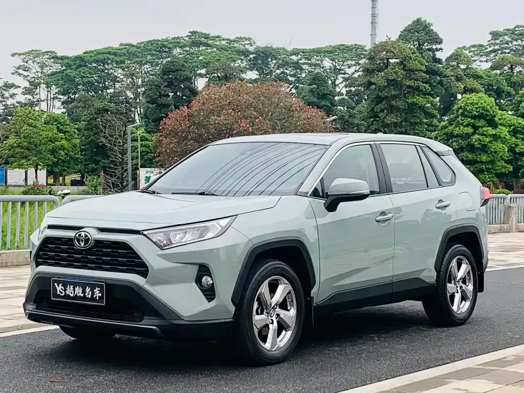 Toyota RAV4 — фото 1