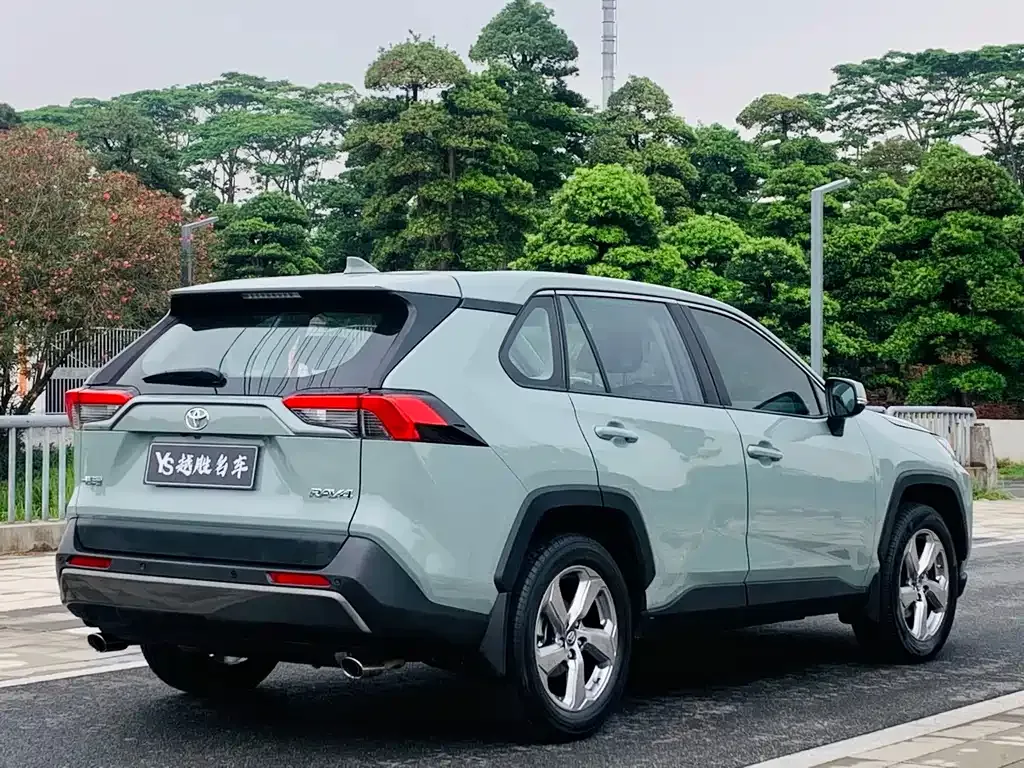 Toyota RAV4 — фото 10