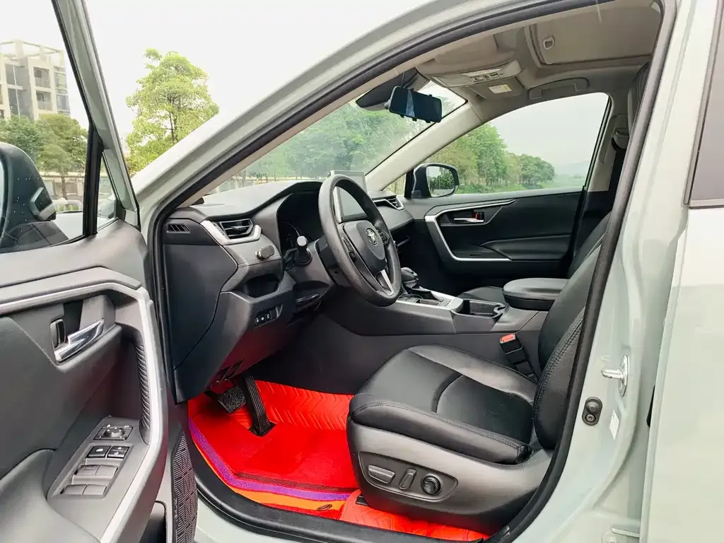 Toyota RAV4 — фото 5