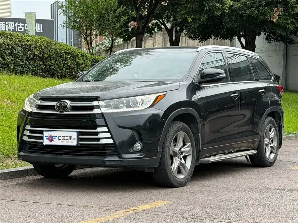 Toyota Highlander — фото 1