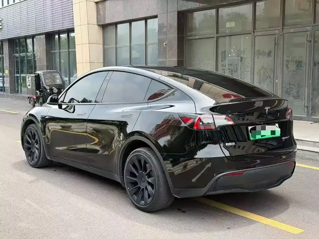 Tesla Model Y — фото 8