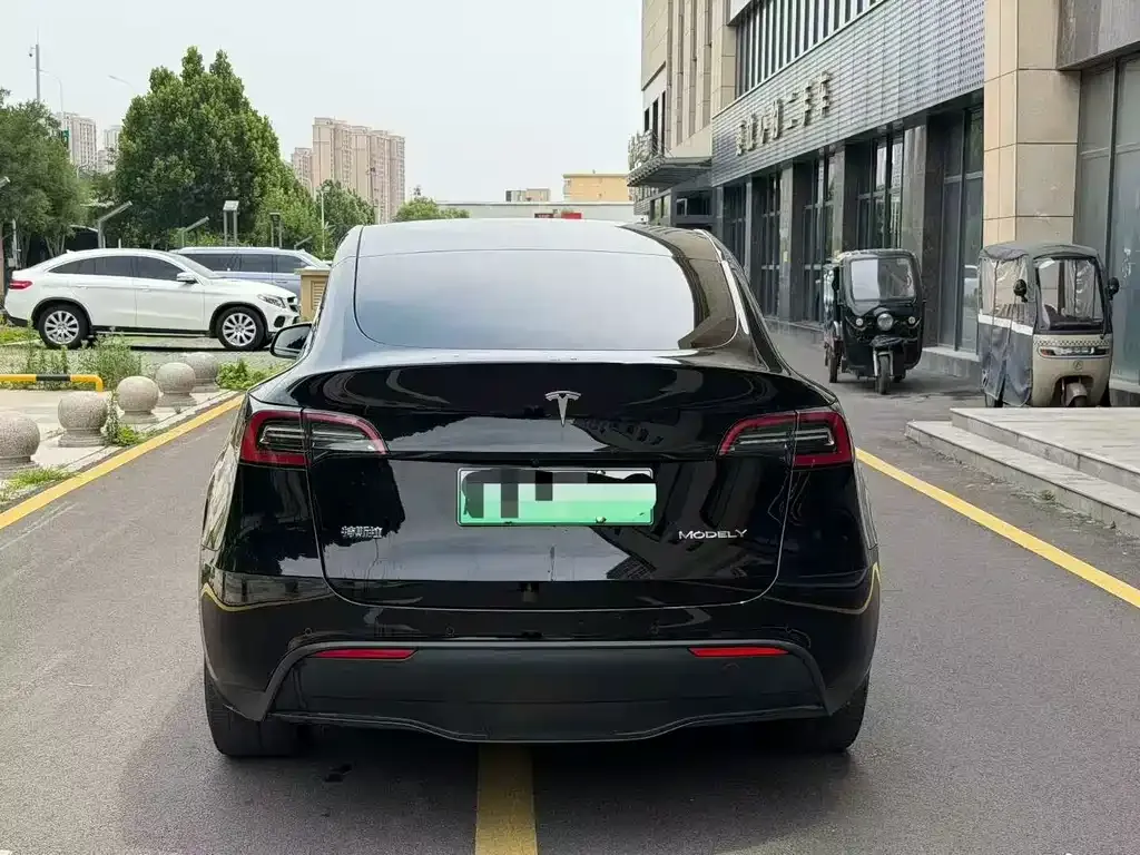 Tesla Model Y — фото 4