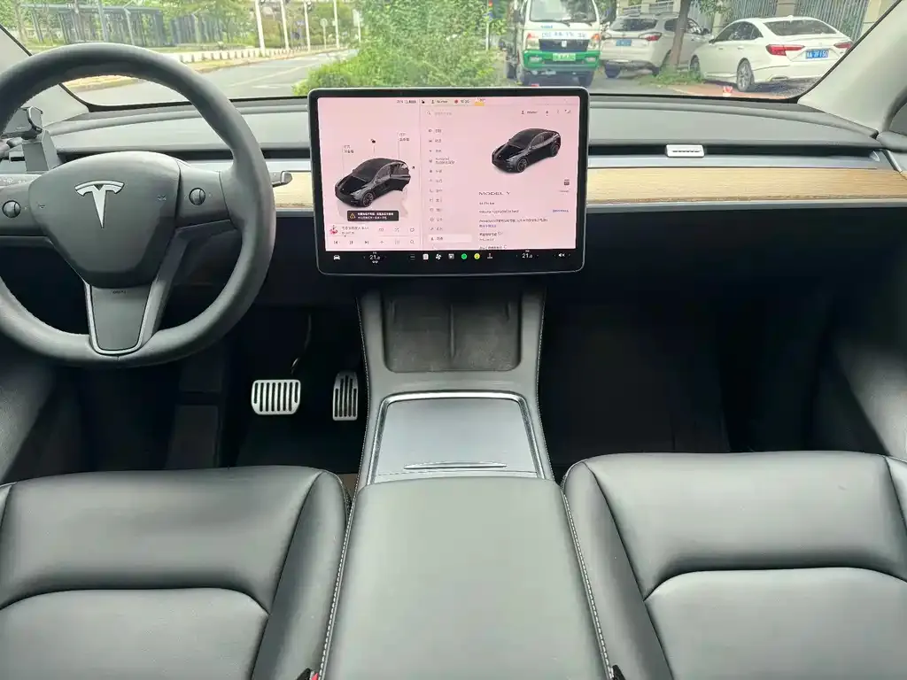 Tesla Model Y — фото 9