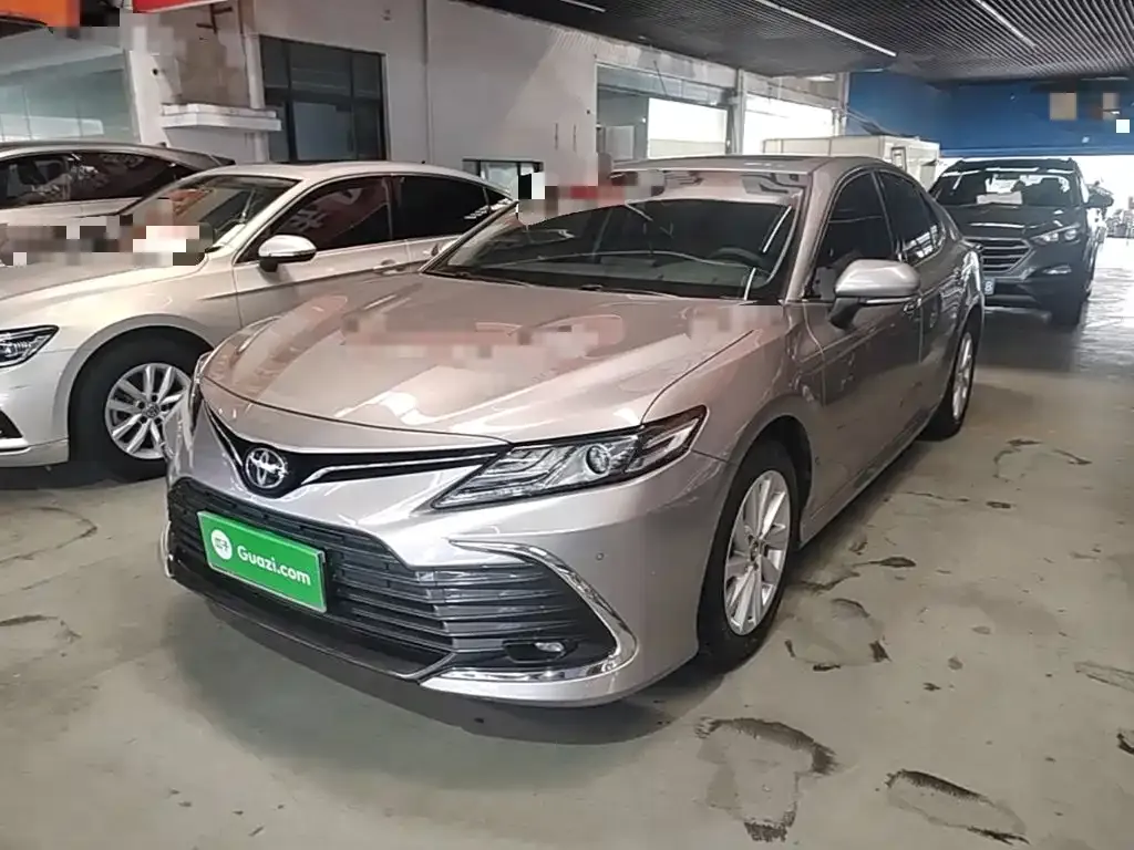 Toyota Camry — фото 1