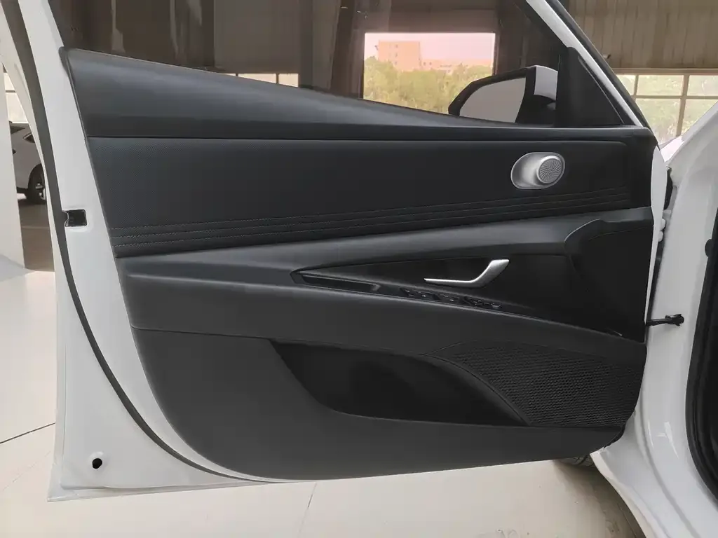 Hyundai Elantra — фото 10