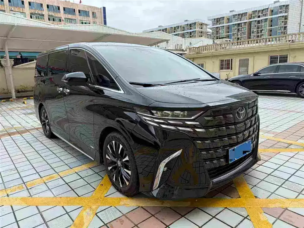 Toyota Alphard — фото 1