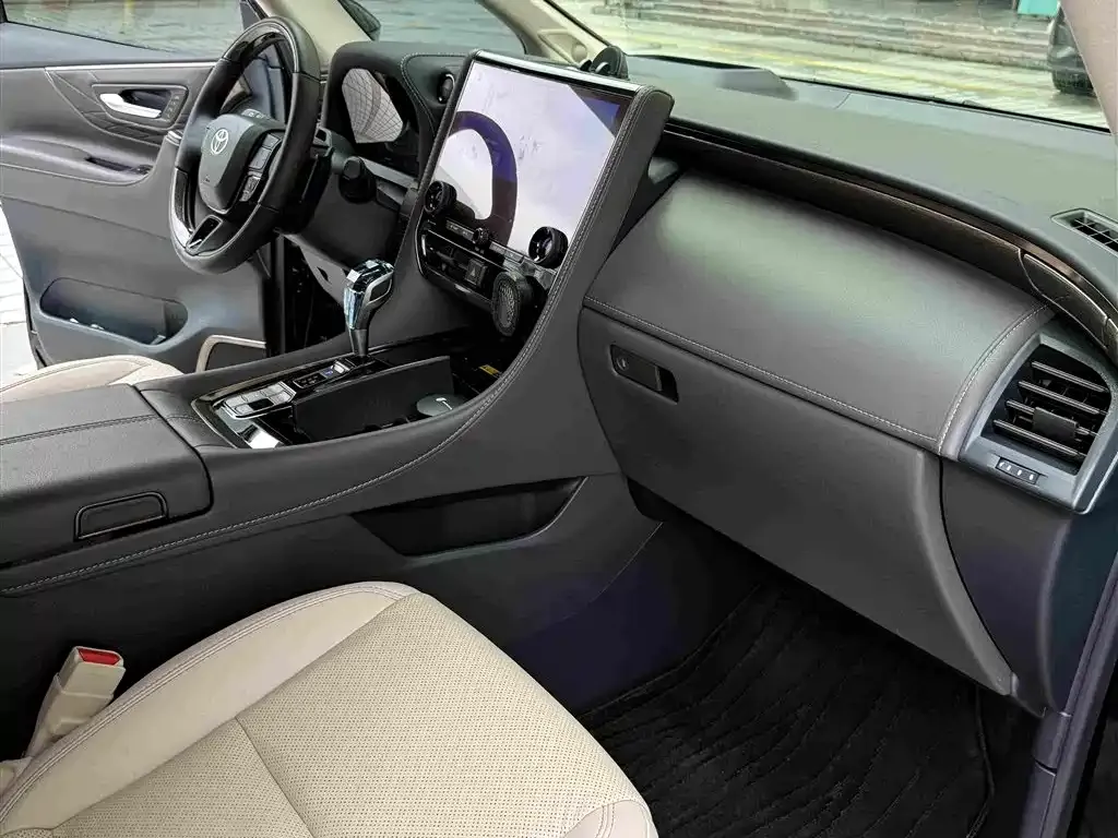 Toyota Alphard — фото 4