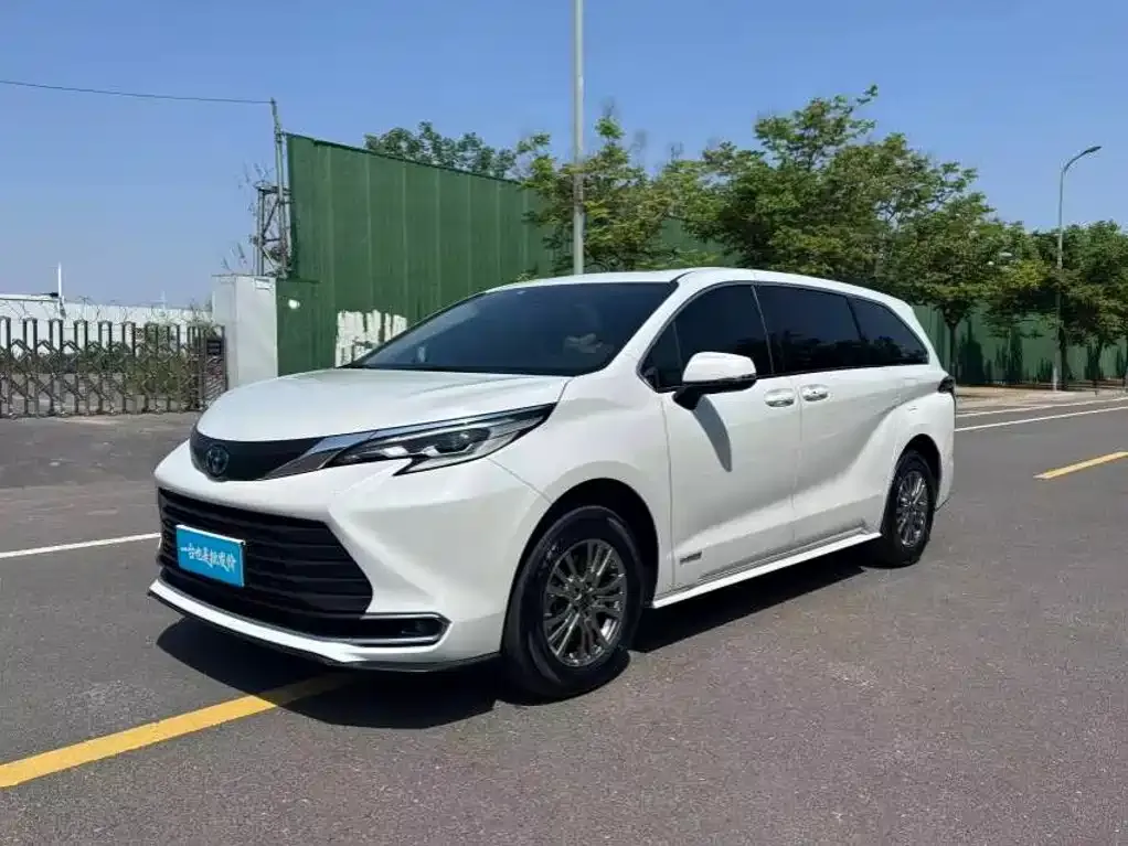 Toyota Sienna — фото 1