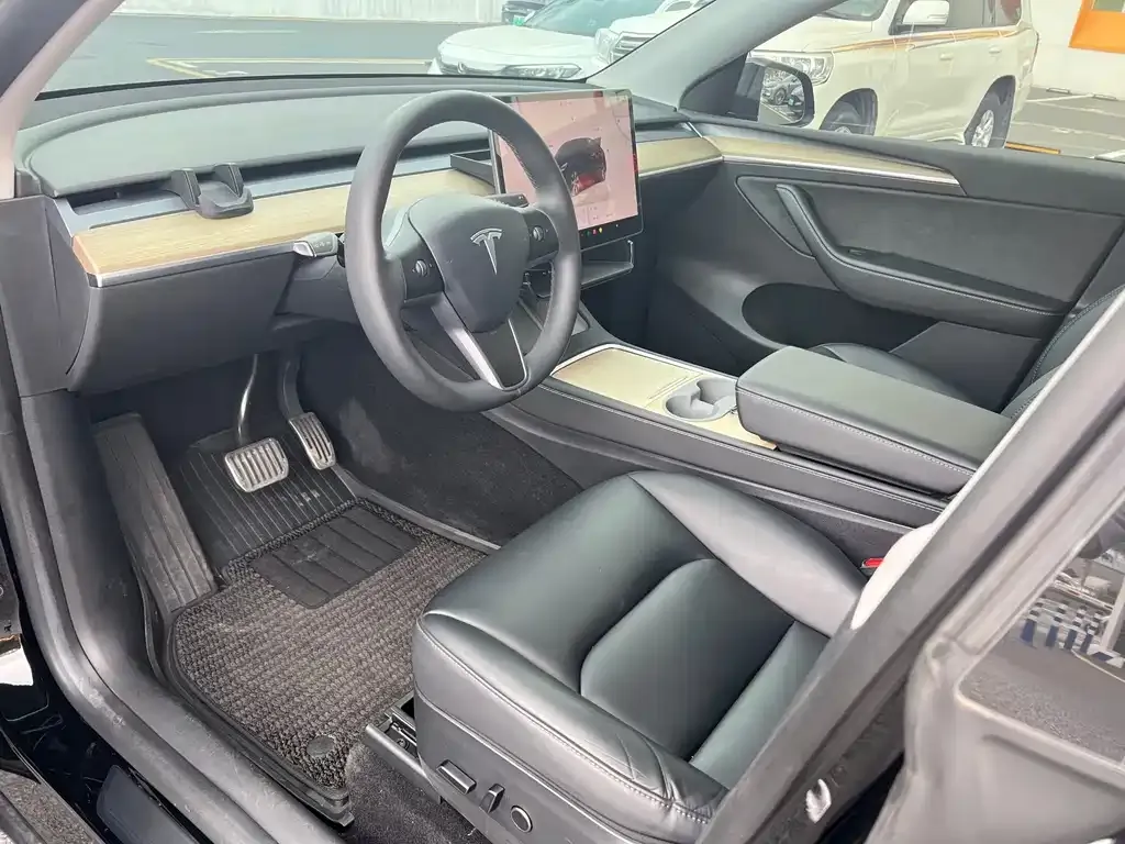 Tesla Model Y — фото 3