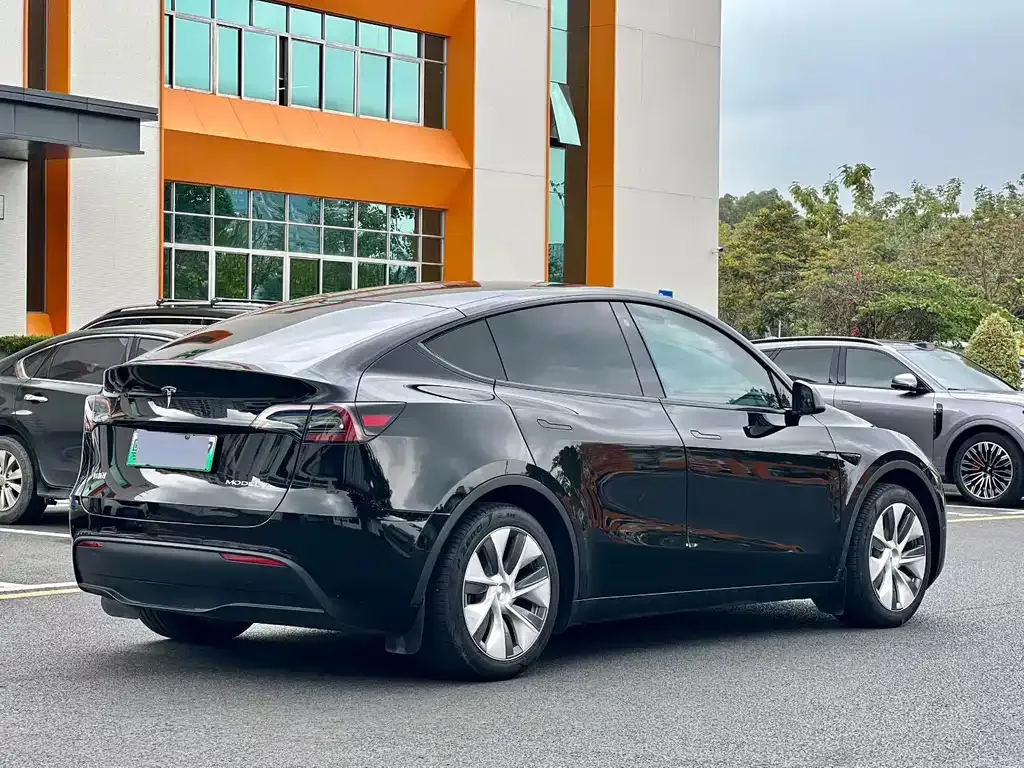 Tesla Model Y — фото 8