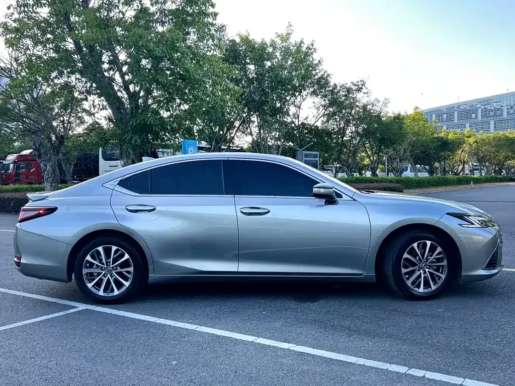 Lexus ES — фото 10