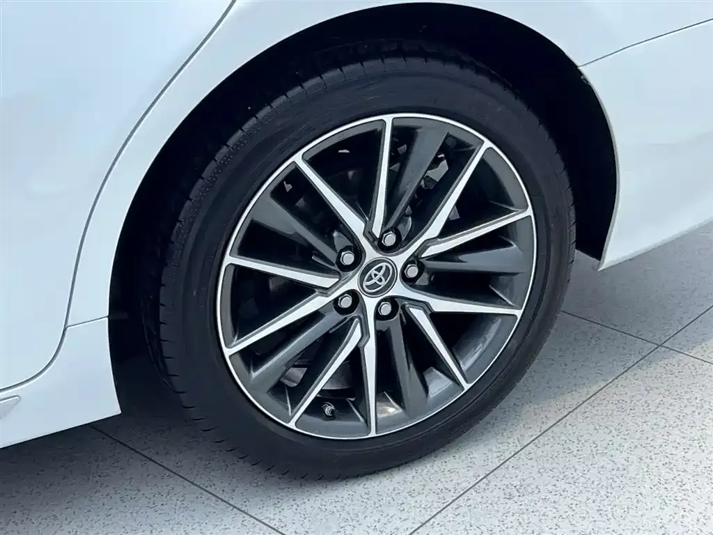 Toyota Camry — фото 9