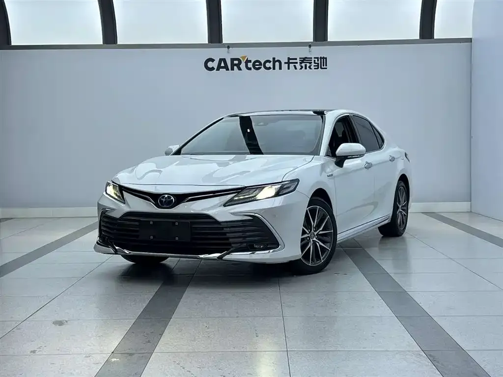 Toyota Camry — фото 2
