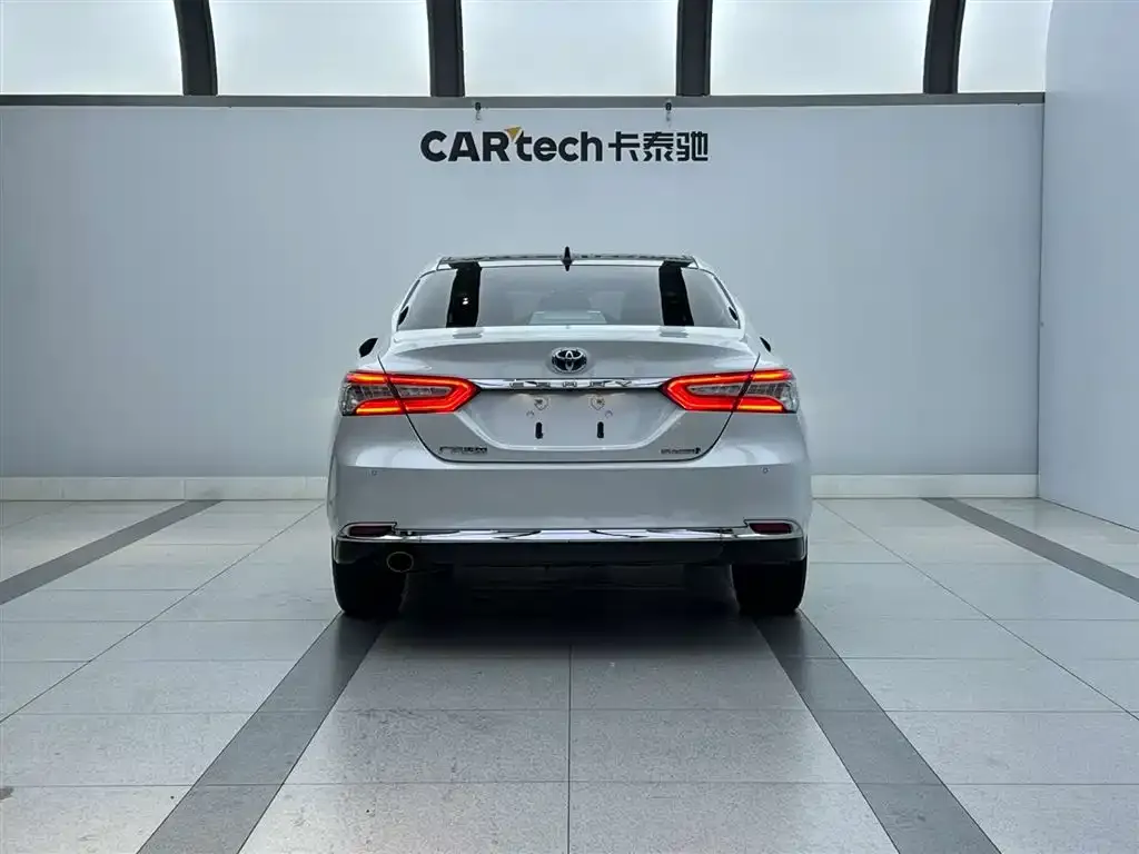 Toyota Camry — фото 1