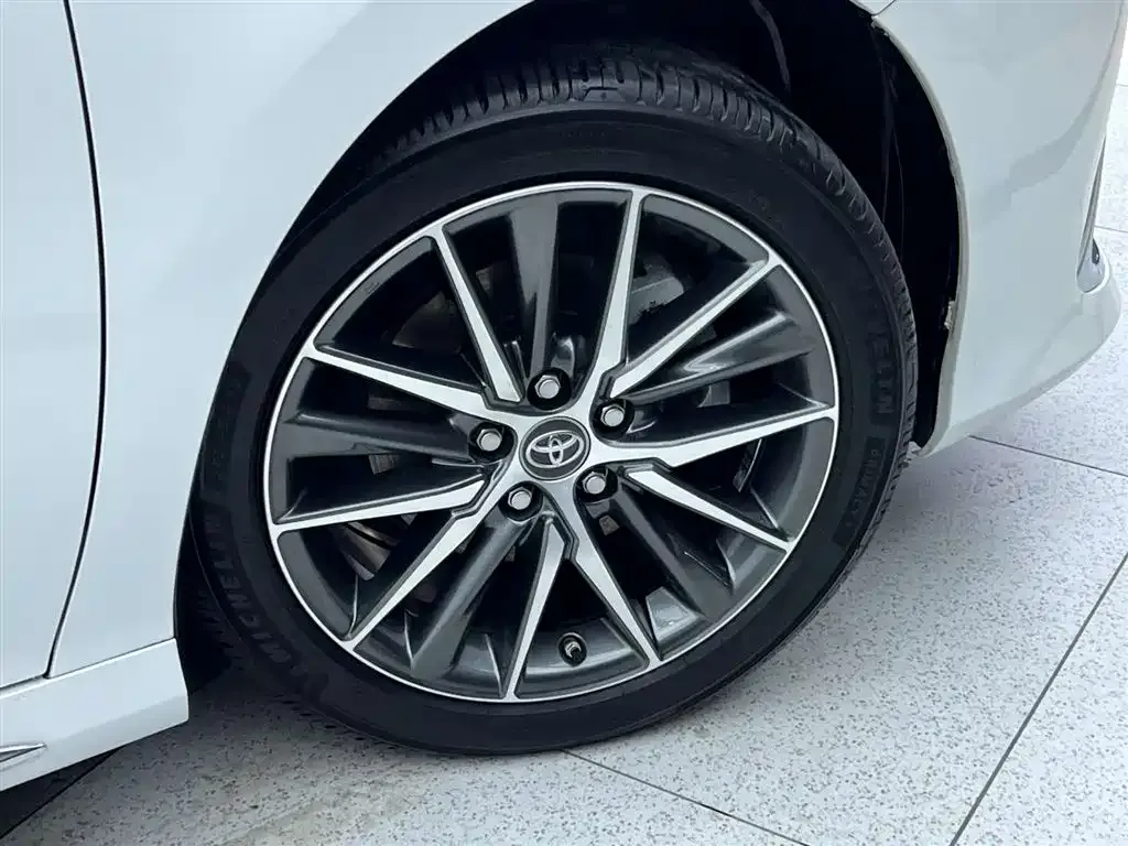 Toyota Camry — фото 4