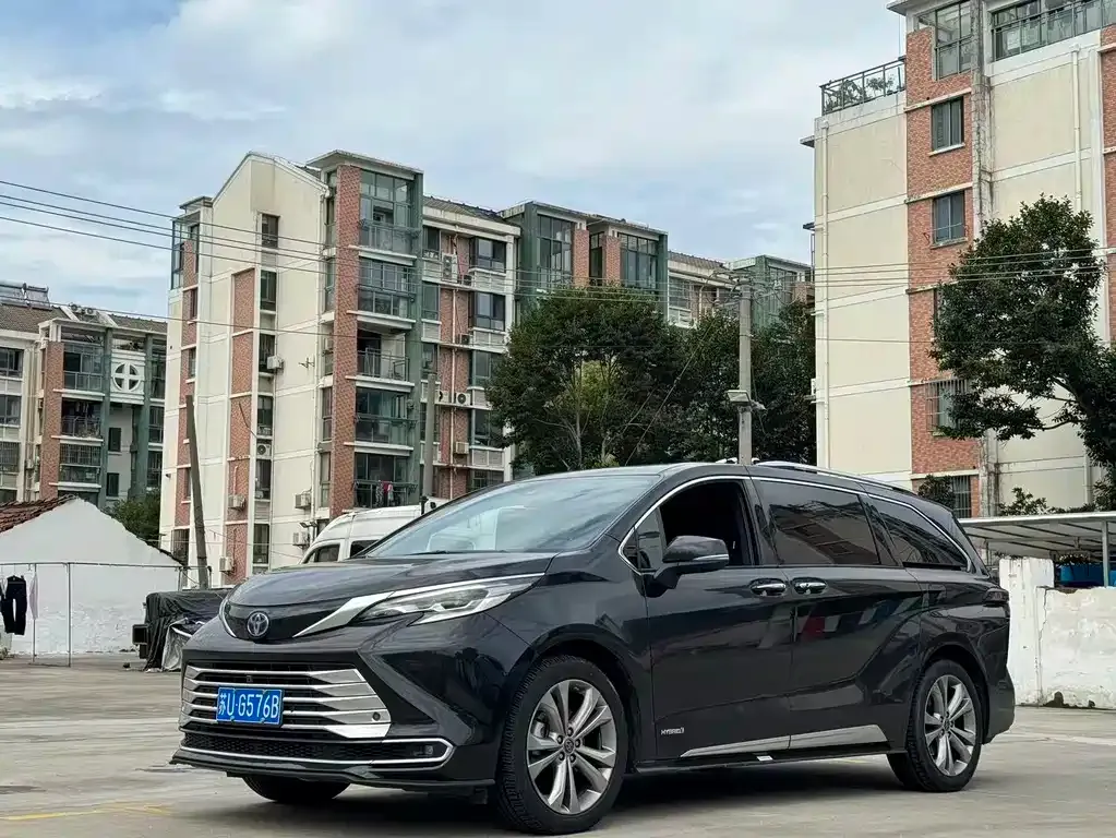 Toyota Sienna — фото 1