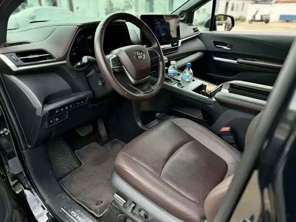 Toyota Sienna — фото 9