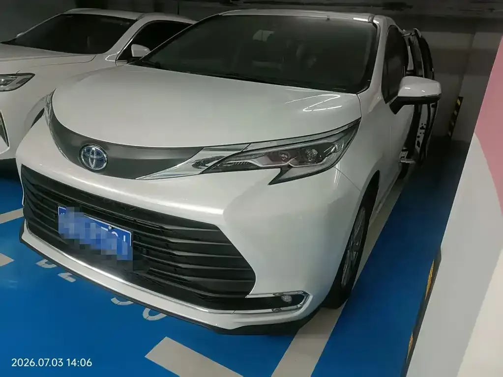 Toyota Sienna — фото 1