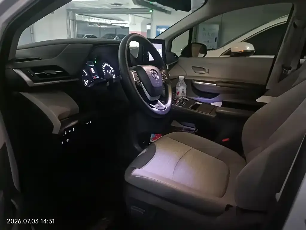 Toyota Sienna — фото 2