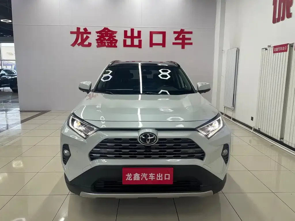 Toyota RAV4 — фото 1