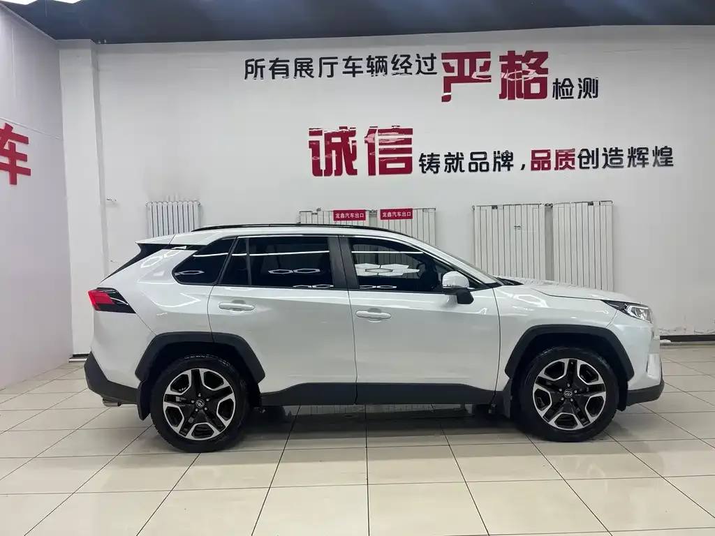 Toyota RAV4 — фото 7