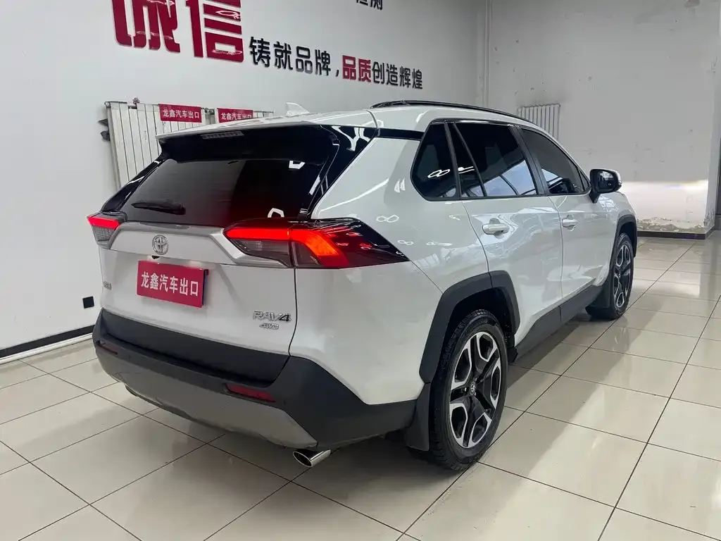 Toyota RAV4 — фото 8