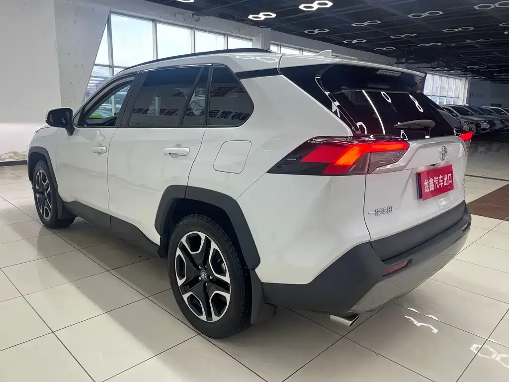 Toyota RAV4 — фото 5