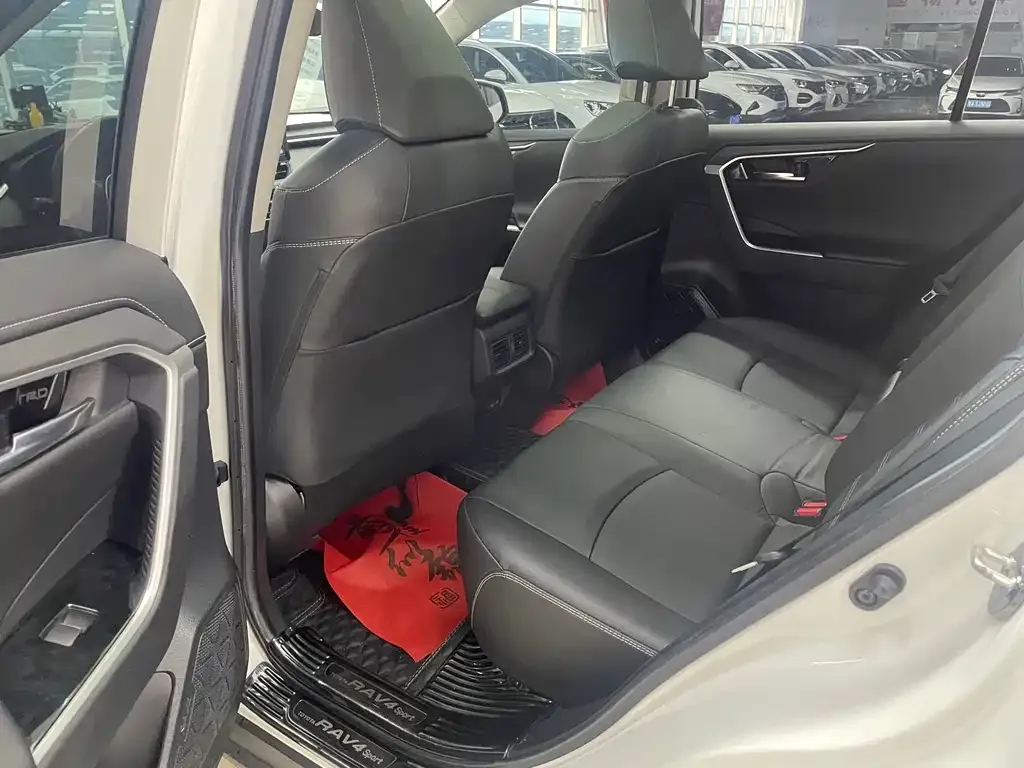 Toyota RAV4 — фото 10