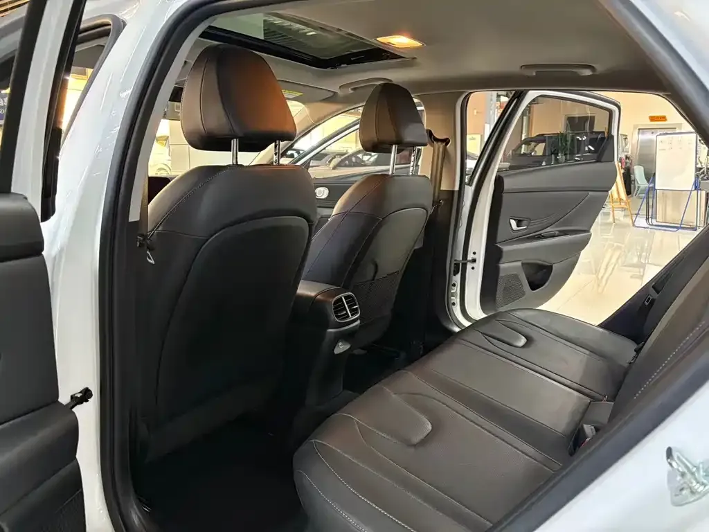 Hyundai Elantra — фото 2