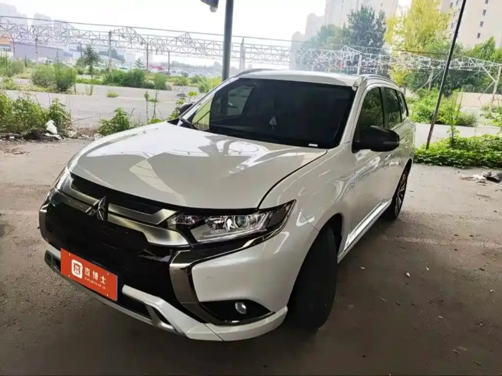 Mitsubishi Outlander — фото 1