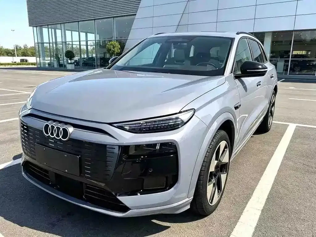 Audi Q6L e-tron — фото 1