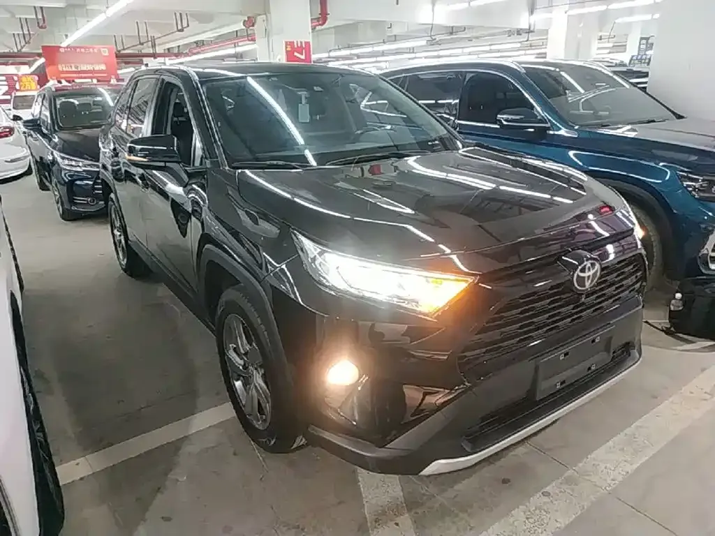 Toyota RAV4 — фото 7