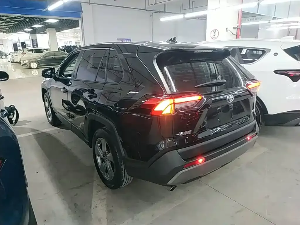 Toyota RAV4 — фото 3
