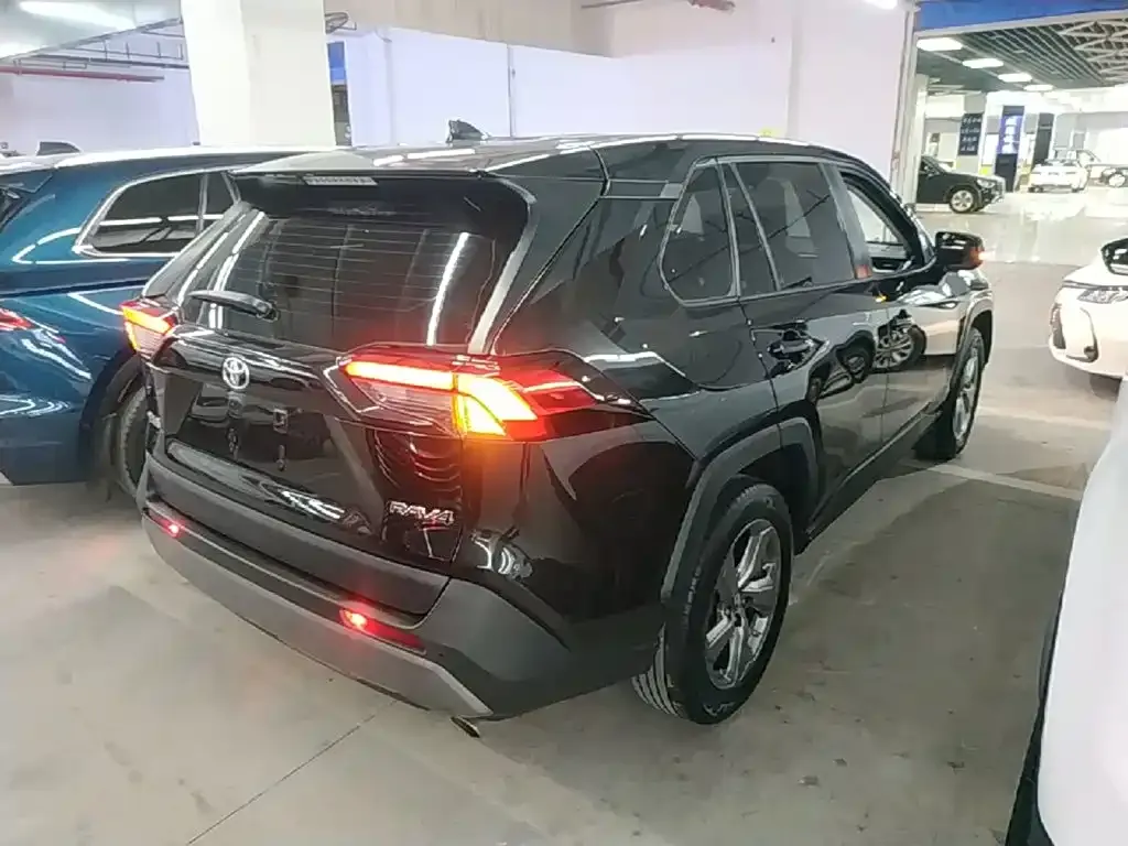 Toyota RAV4 — фото 5