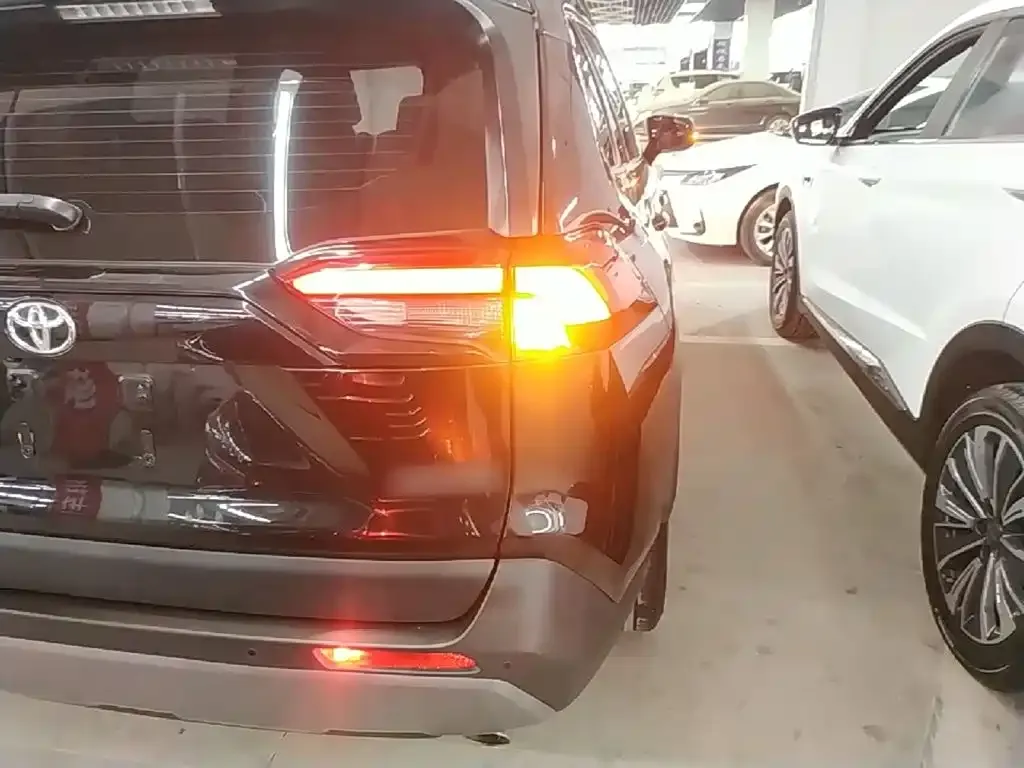 Toyota RAV4 — фото 9